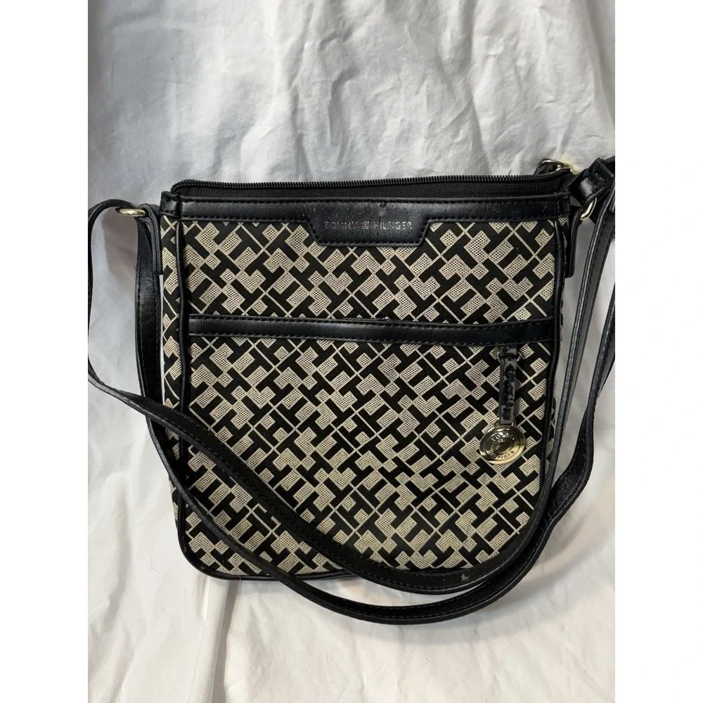 Tommy Hilfiger Purse Brown On Black Crossbody Gold Charm Signature Large Size‎